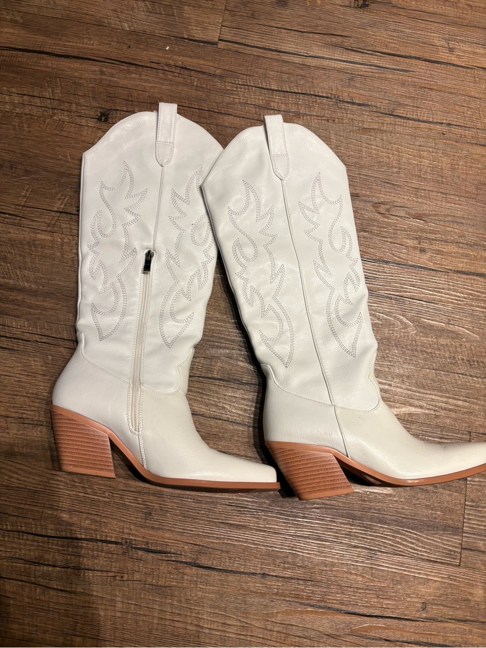 These Boots Were Made For Walkin’! Women’s White Cowboy Boots Size 6.5